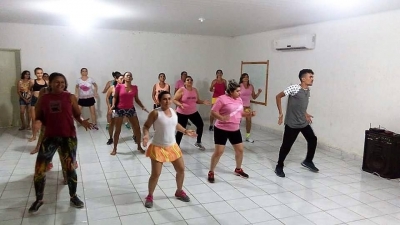 Realizada aula de dança integrando programação do Outubro Rosa